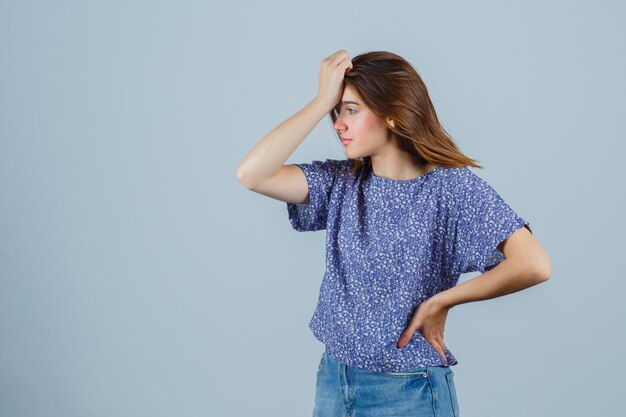 Mujer joven expresiva posando en el estudio