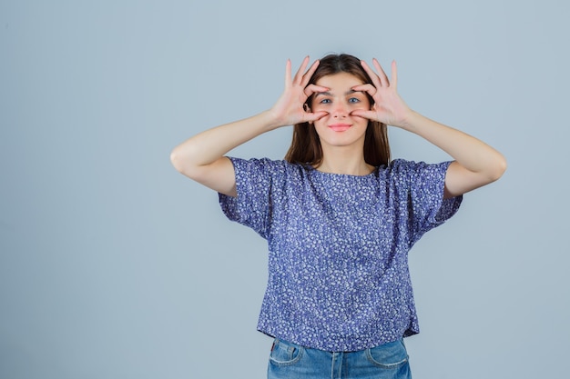 Foto gratuita mujer joven expresiva posando en el estudio