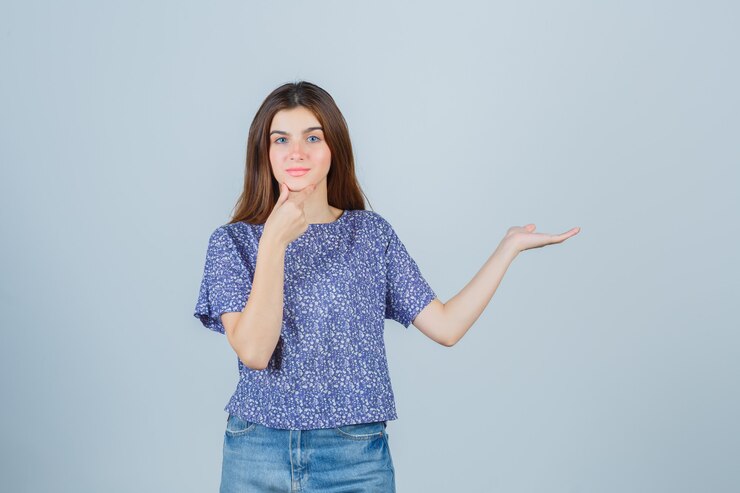 Foto gratuito mujer joven expresiva posando en el estudio