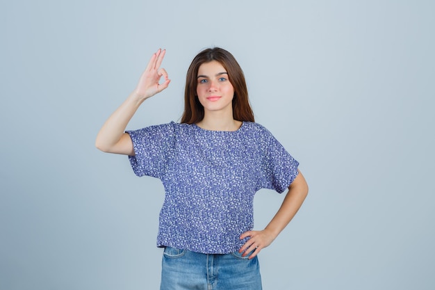 Mujer joven expresiva posando en el estudio