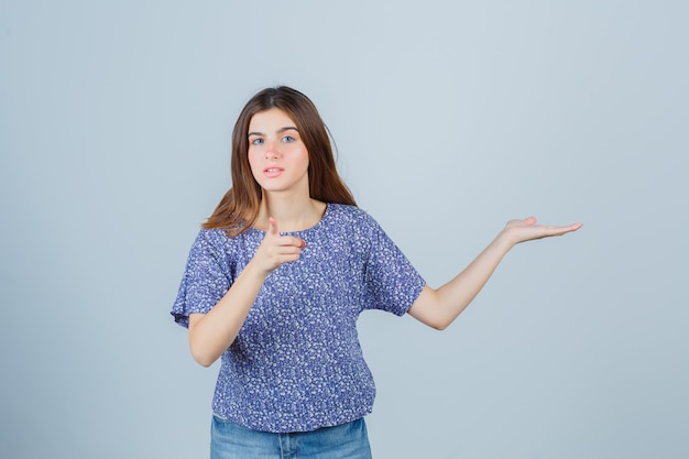 Mujer joven expresiva posando en el estudio