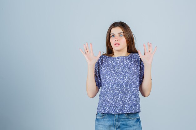 Mujer joven expresiva posando en el estudio