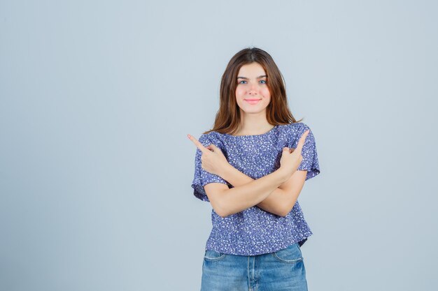 Mujer joven expresiva posando en el estudio