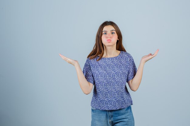 Mujer joven expresiva posando en el estudio