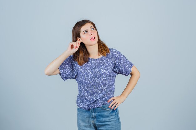 Mujer joven expresiva posando en el estudio