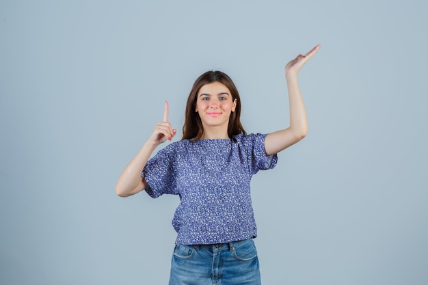 Mujer joven expresiva posando en el estudio