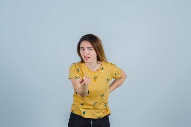 Mujer joven expresiva posando en el estudio