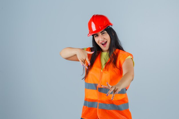 Mujer joven expresiva posando en el estudio