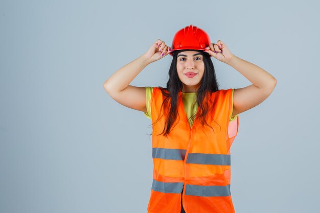 Mujer joven expresiva posando en el estudio