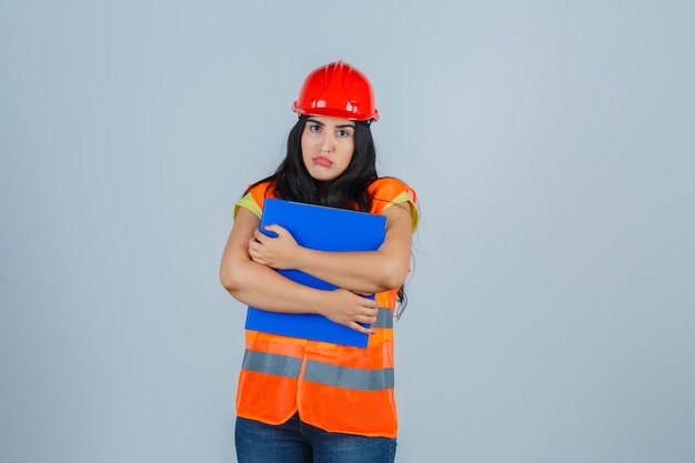 Mujer joven expresiva posando en el estudio