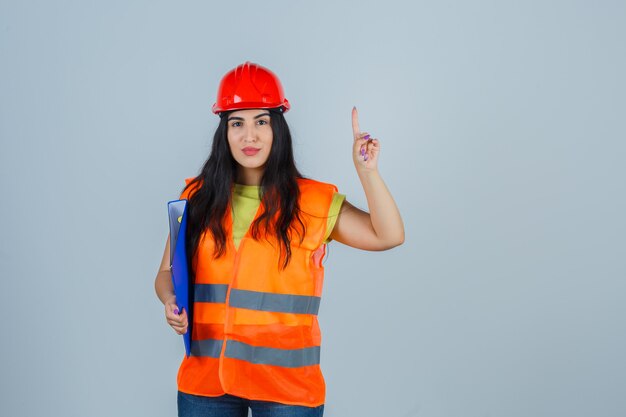 Mujer joven expresiva posando en el estudio