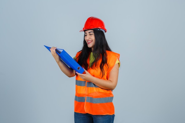 Mujer joven expresiva posando en el estudio