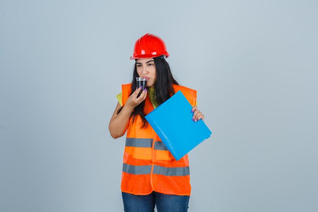 Mujer joven expresiva posando en el estudio