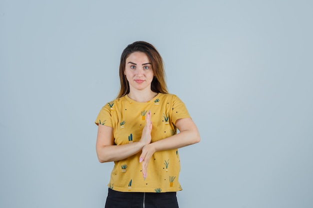 Foto gratuita mujer joven expresiva posando en el estudio