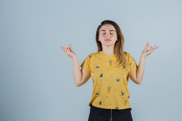 Mujer joven expresiva posando en el estudio