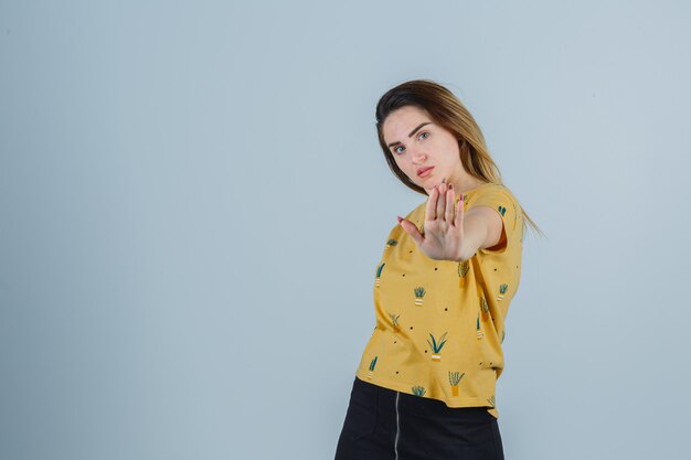 Mujer joven expresiva posando en el estudio