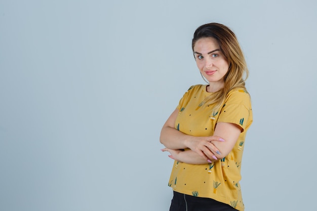 Foto gratuita mujer joven expresiva posando en el estudio