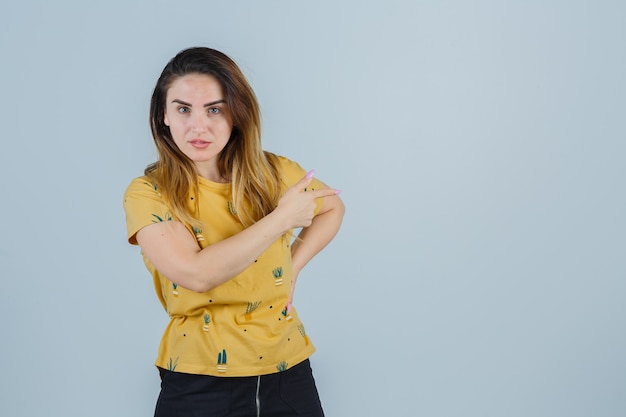 Foto gratuita mujer joven expresiva posando en el estudio