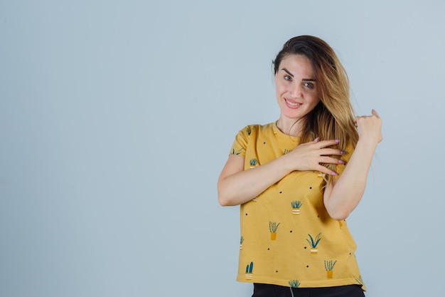 Foto gratuita mujer joven expresiva posando en el estudio