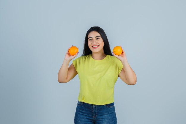 Mujer joven expresiva posando en el estudio