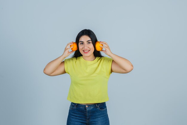 Mujer joven expresiva posando en el estudio