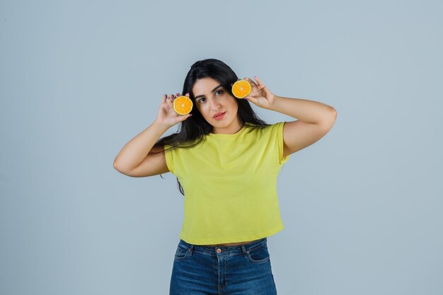 Mujer joven expresiva posando en el estudio