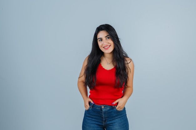 Mujer joven expresiva posando en el estudio