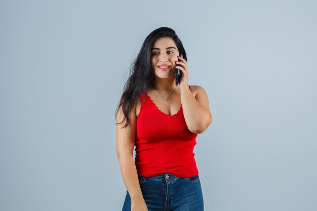 Mujer joven expresiva posando en el estudio