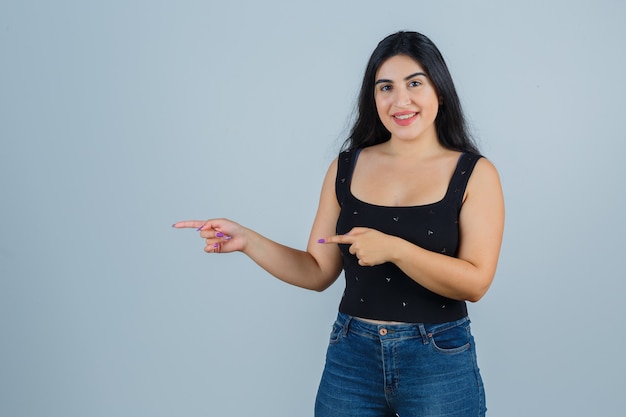 Mujer joven expresiva posando en el estudio