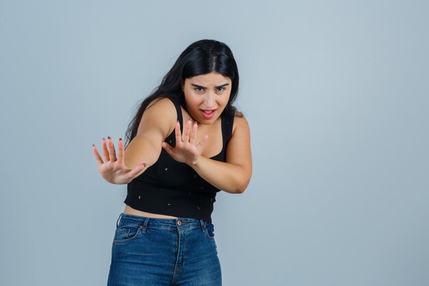 Mujer joven expresiva posando en el estudio