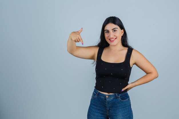 Mujer joven expresiva posando en el estudio