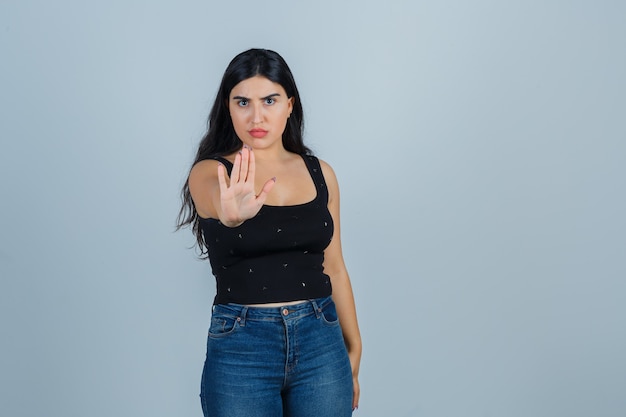 Foto gratuita mujer joven expresiva posando en el estudio