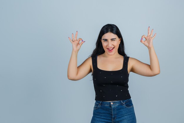 Mujer joven expresiva posando en el estudio