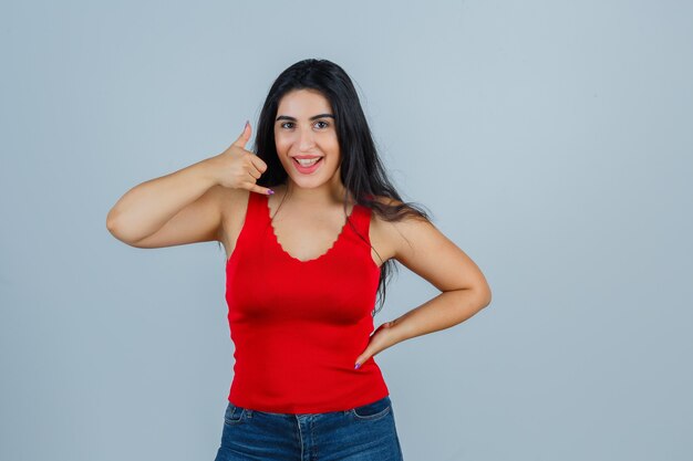 Mujer joven expresiva posando en el estudio