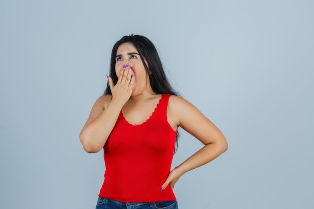 Foto gratuita mujer joven expresiva posando en el estudio