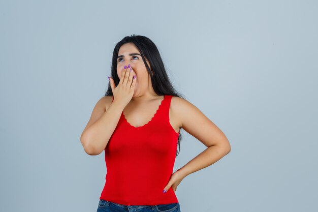 Mujer joven expresiva posando en el estudio