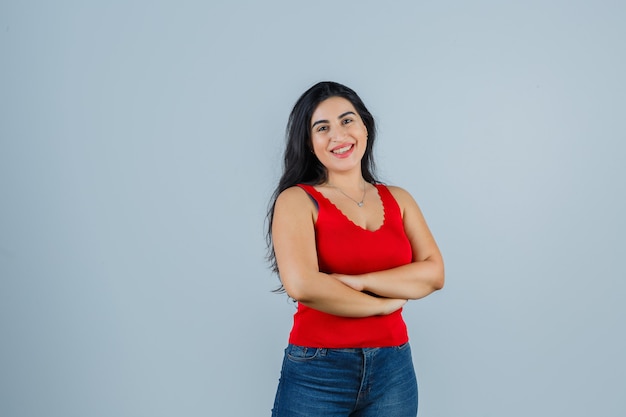 Mujer joven expresiva posando en el estudio