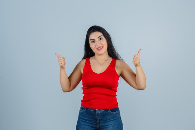 Mujer joven expresiva posando en el estudio