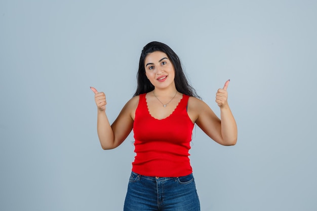 Mujer joven expresiva posando en el estudio