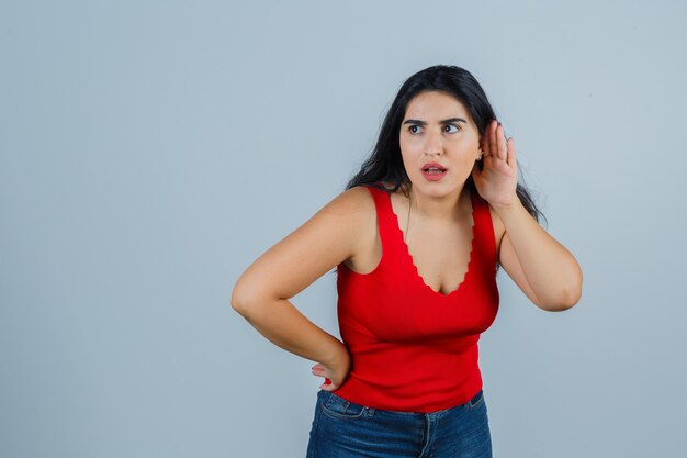 Mujer joven expresiva posando en el estudio