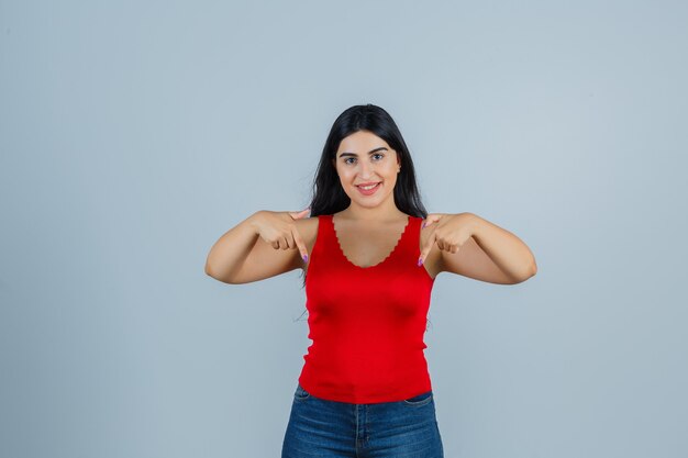 Mujer joven expresiva posando en el estudio