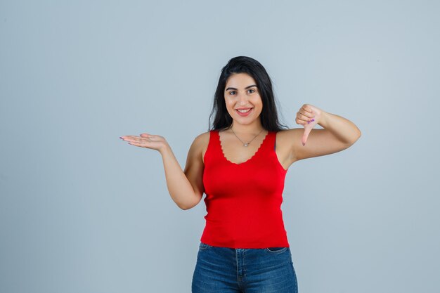 Mujer joven expresiva posando en el estudio