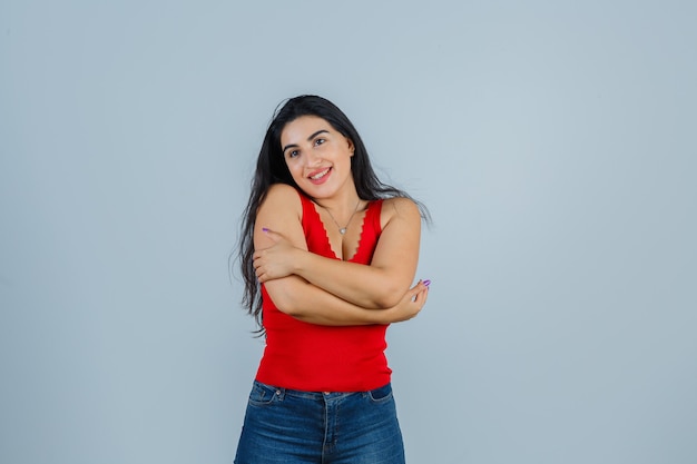 Mujer joven expresiva posando en el estudio