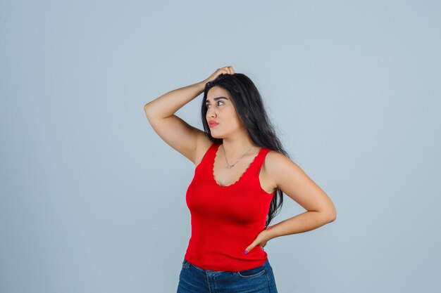 Mujer joven expresiva posando en el estudio