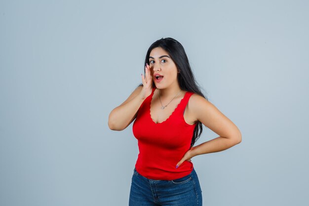 Mujer joven expresiva posando en el estudio