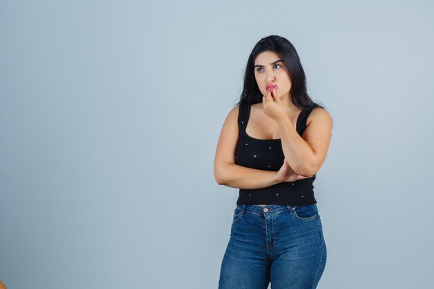 Mujer joven expresiva posando en el estudio