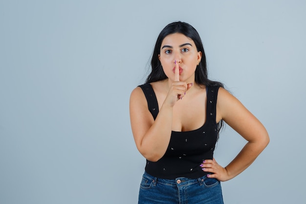 Mujer joven expresiva posando en el estudio