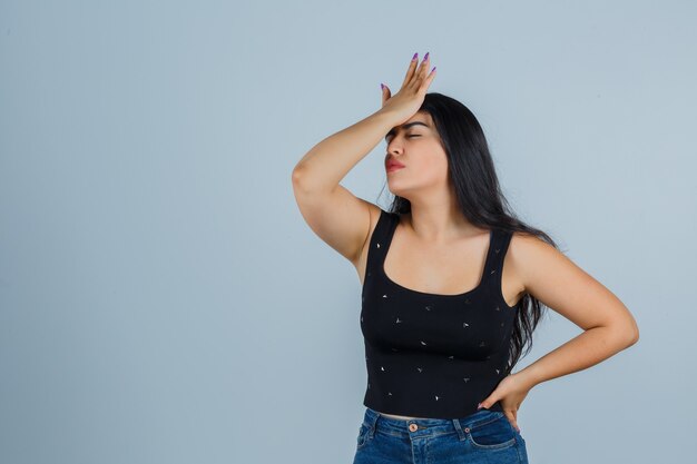 Mujer joven expresiva posando en el estudio