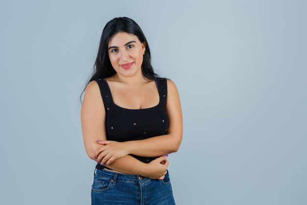 Mujer joven expresiva posando en el estudio