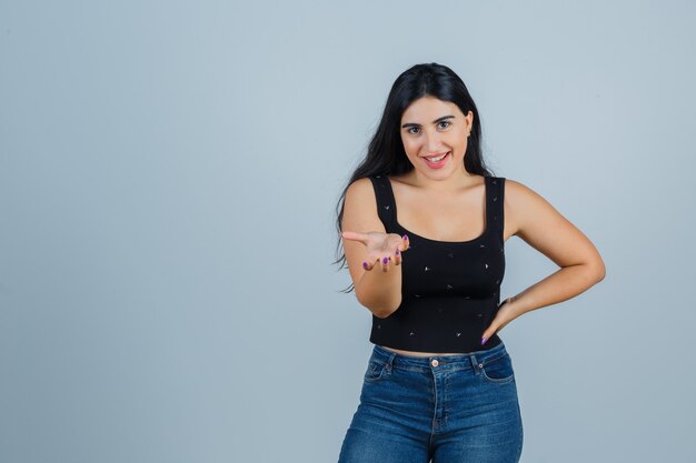 Mujer joven expresiva posando en el estudio